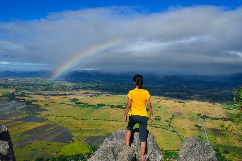 Solo Reisende sieht einen Regenbogen