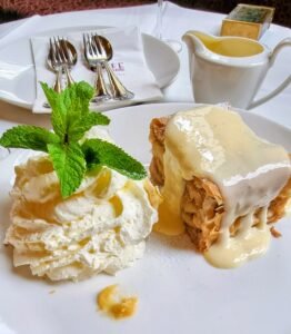 Apfelstrudel mit Vanillesoße und Sahne im Café Zentral