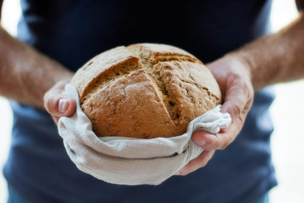 Brot brechen, Brot darreichen. Brot steht in vielen Ländern im Zusammenhang mit Gastfreundschaft.