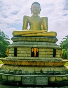 Große goldene Buddha Statue, sitzend auf Sockel