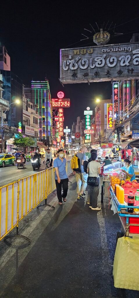 Reisekonzept Gold: Straße bei Nacht in China Town in Bangkok