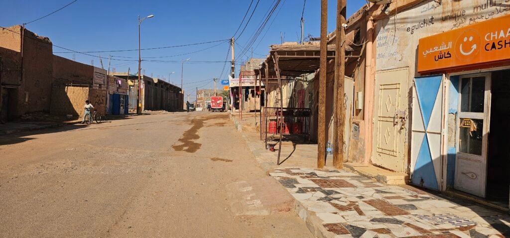 Reisekonzept Gold: Sandige Straße in Downtown in Mhamid