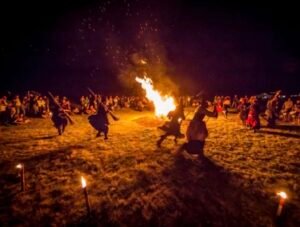 Tanzende Hexen um ein Feuer