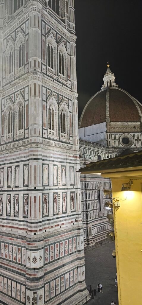 Reisekonzept Silber: Hotel Florenz mit Blick aus dem Hotelzimmer auf den Dom