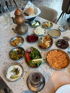 Tisch voller arabischer Speisen