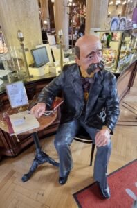 Peter Altenberg im Café Central in Wien