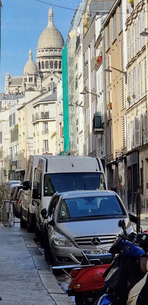 Reisekonzept Silber: Straße mit Blick auf Sacre Couer, Paris