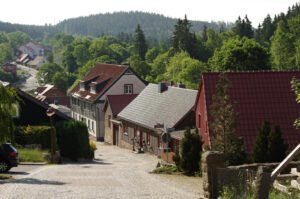 Schierke, ein Dorf im Harz. Blick die Straße runter.