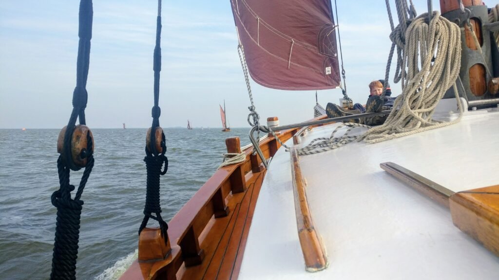 Absegeln auf dem Bodden Fischland-Darß-Zingst: Absegeln auf dem Bodden mit Einem Zeesboot