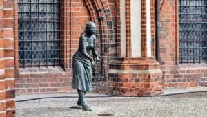 Grete Minde Denkmal in Tangermünde am Rarhaus
