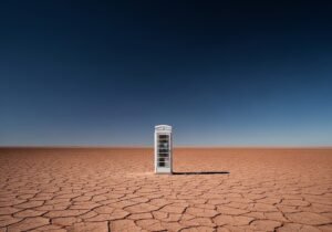 Telefonzelle in einer Wüstenlandschaft