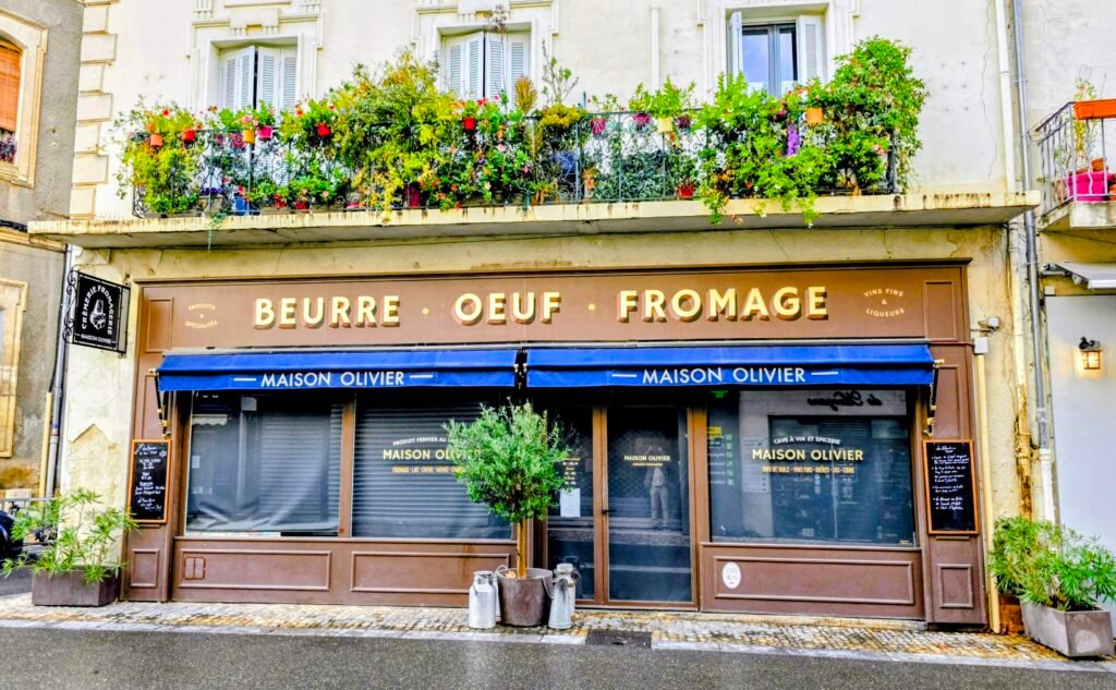 Fassade Lebensmittelladen Fassade eines klassischen französischen Lebensmittelladens