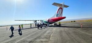 Kleines Flugzeug auf Rollbahn