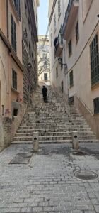 Mann auf langer Treppe in Palma de Mallorca