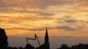 Abendstimmung in Berlin mit rotem Himmel und Kirchturm