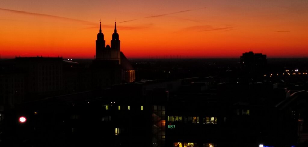 Abendstimmung mit rotem Himmel über Magdeburg