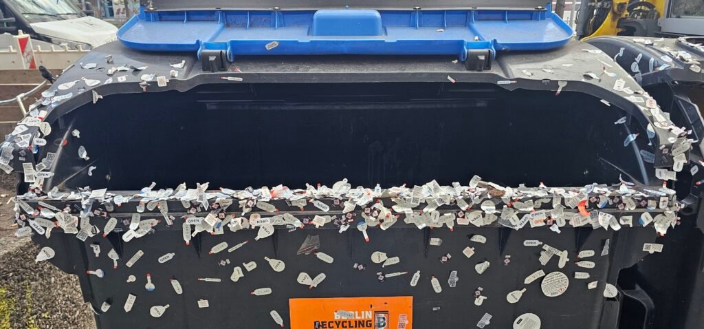 Aufkleber auf Abfalltonne in Berlin Viele Aufkleber auf einer Abfalltonne