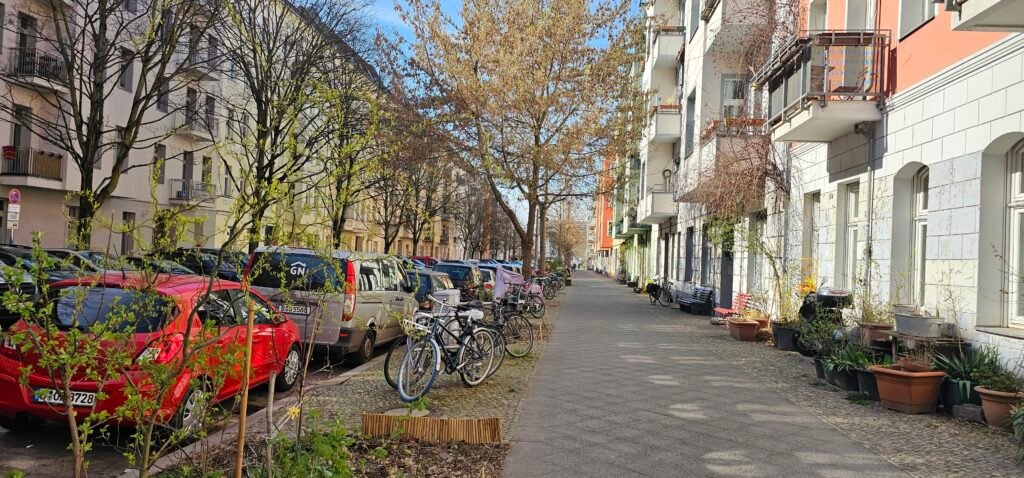 Berliner Strassenszene Berliner Wohnstraße mit Altbauten