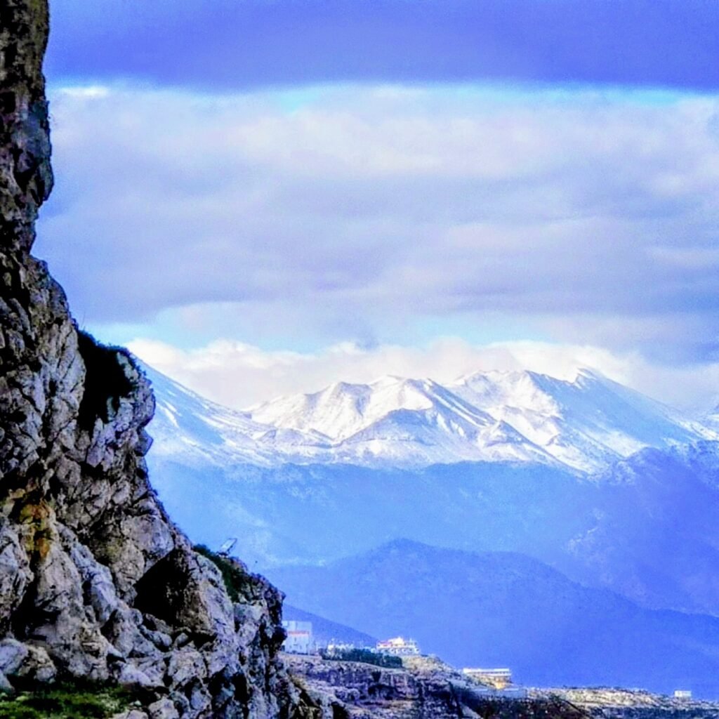 Blick auf schneebedeckte Berge
