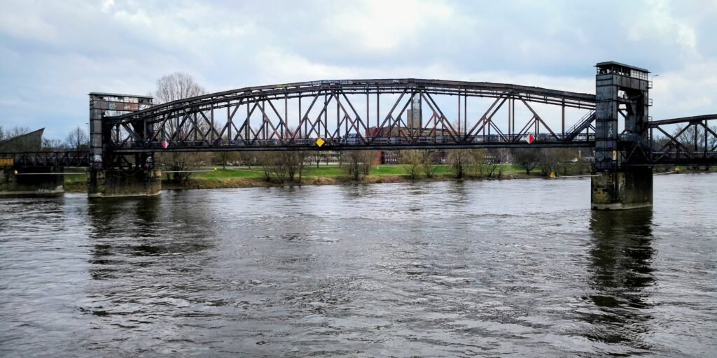 Magdeburger Hubbrücke über die Elbe