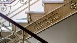Treppendetail mit Ornament Detail einer Treppe mit Ornament