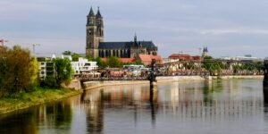 Magdeburger Dom mit Elbe im Vordergrund