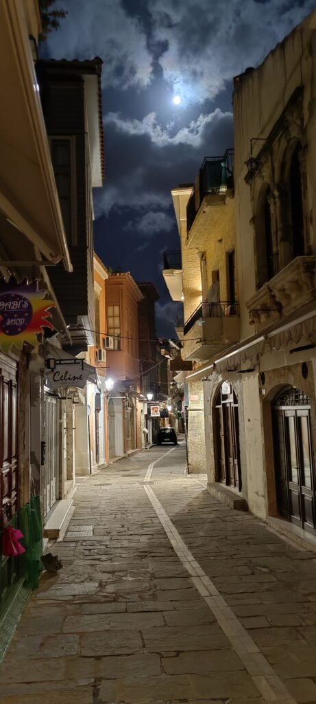 Rembetiko: Gasse bei Nacht mit Vollmond Rembetiko: Altstadt Gasse bei Nacht mit Vollmond