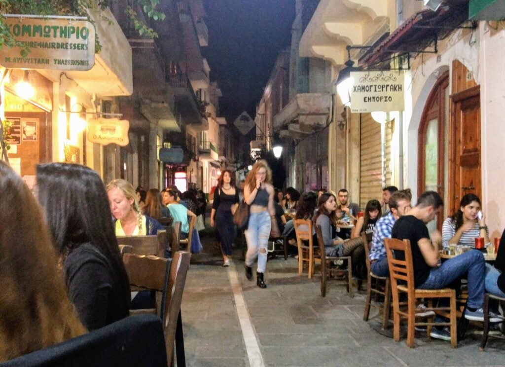 Gasse mit Tischen bei Nacht