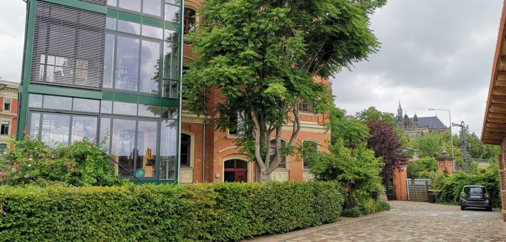 Alt und Neu Backstein- und Glasfassade