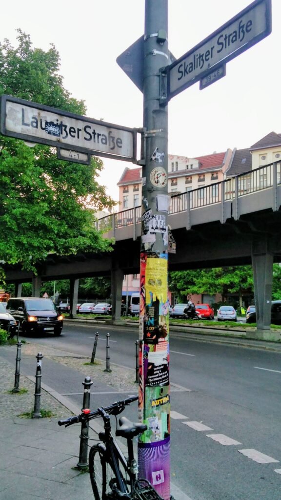 Leckis an Laternenmast Leckis - Kein Schild, kein Mast bleibt verschont. Die Stadt als Klebebuch.