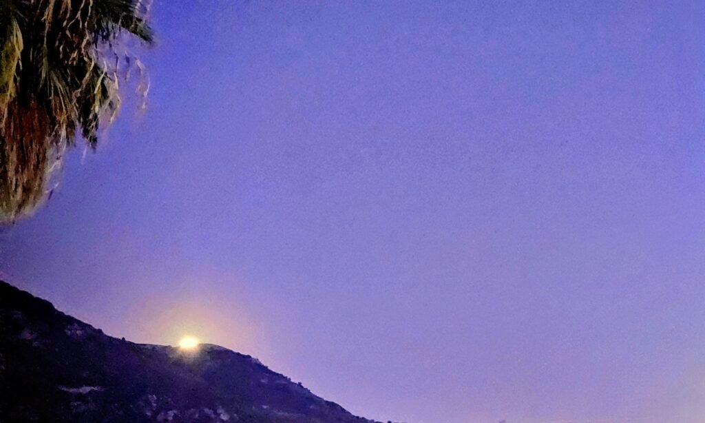 Mondaufgang über Berg Mondaufgang über Berg