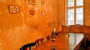 Patinierte Wand mit Tisch davor