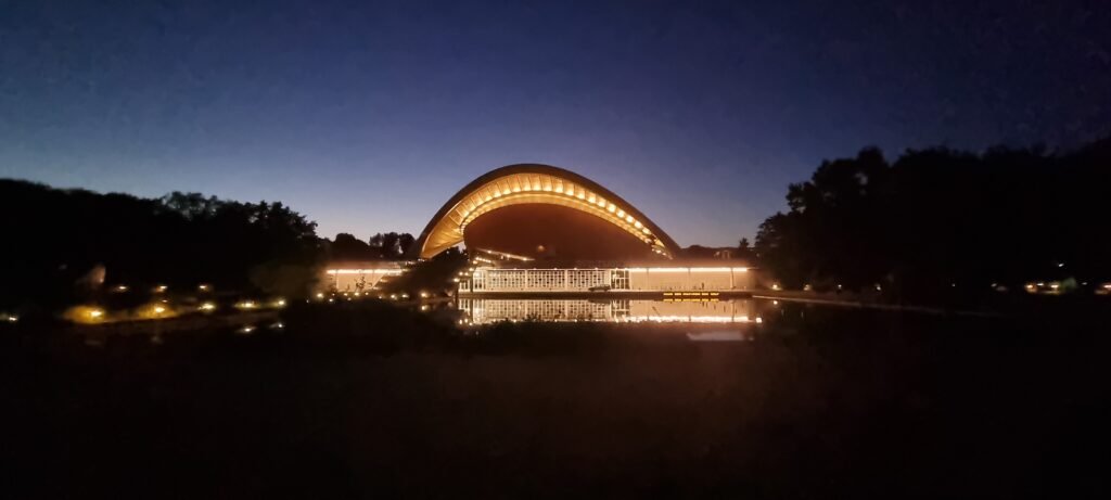 Haus der Kulturen, "Schwangere Auster" Haus der Kulturen bei Nacht, auch bekannt als "Schwanger Auster", in Berlin