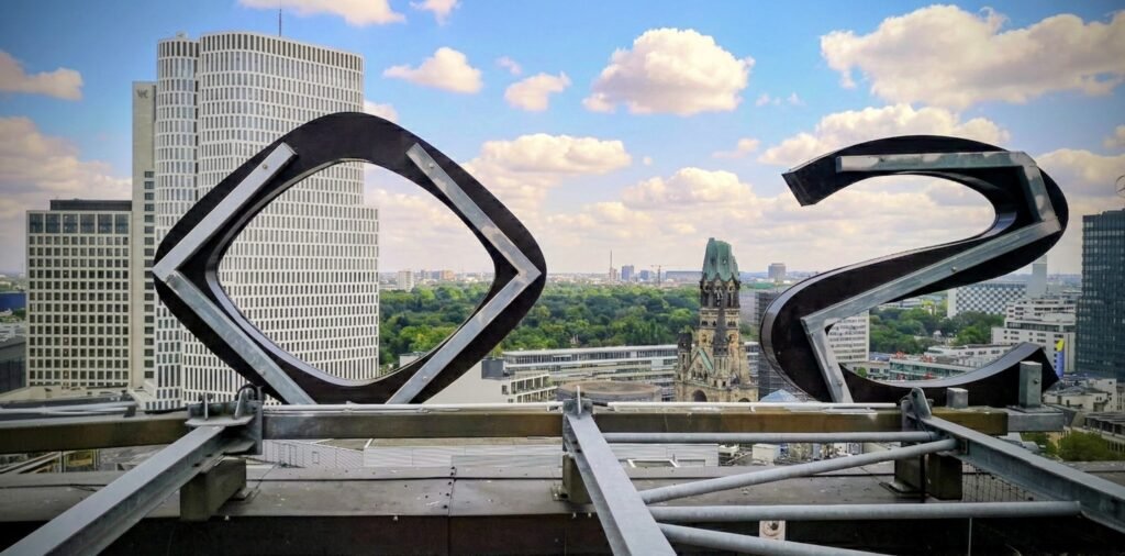 Blick vom Dach des Sofitel auf die Gedächtniskirche in Berlin