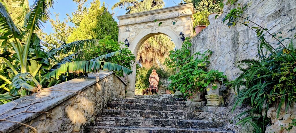 Treppe mit Torbogen, idyllisch