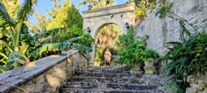 Treppe mit Torbogen, idyllisch