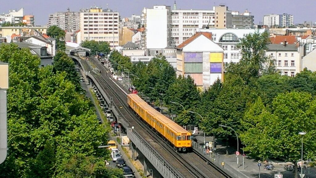 U1 in Berlin Fahrender U-Bahnzug durch Berlin
