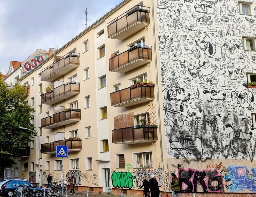 Wimmelbild mit Hunden Wimmelbild mit Hunden in Kreuzberg