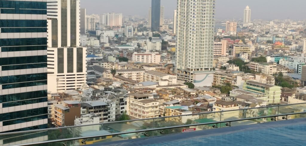 Rooftop Pool mit Blick über Bangkok im Amara Hotel