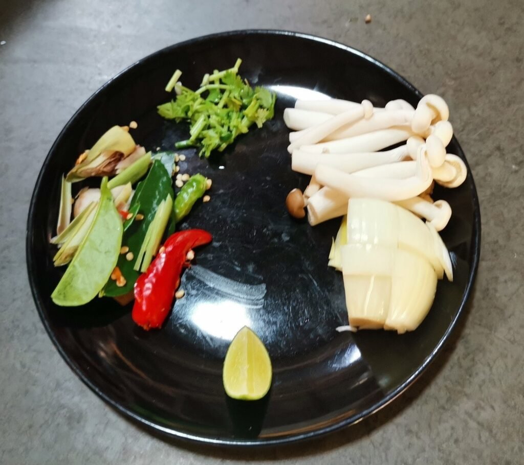 Teller mit Gemüse in der Napalai Kochschule