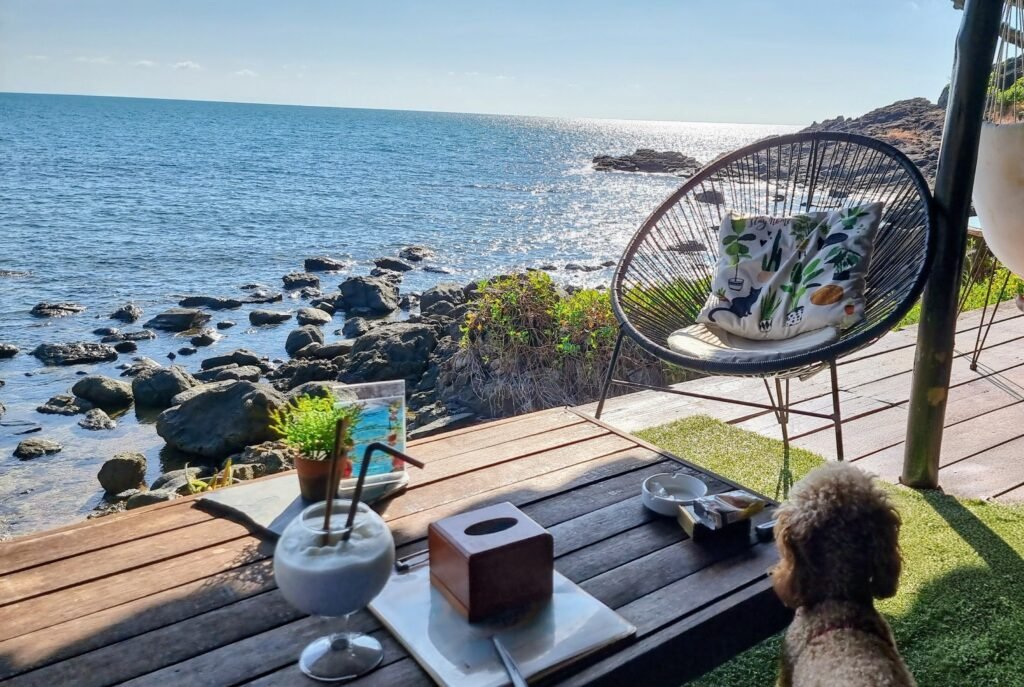 Yumi im Café blickt sehnsüchtig zum Meer