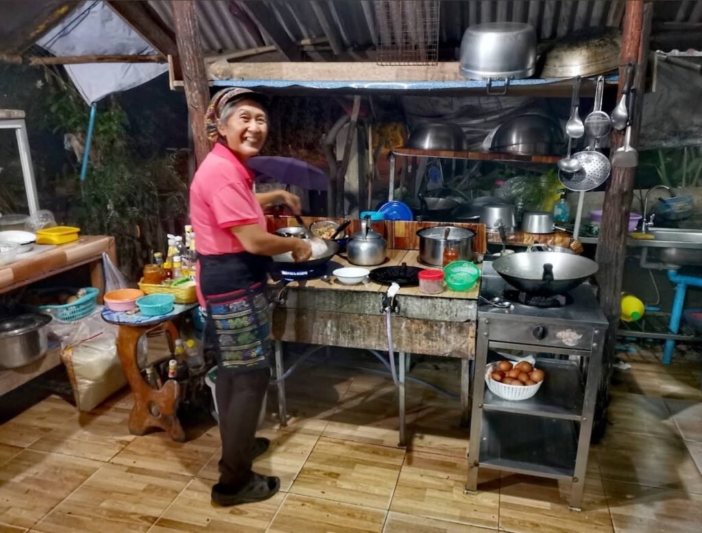 Freundliche "Pa" (Tante) am Sreetfood Stand