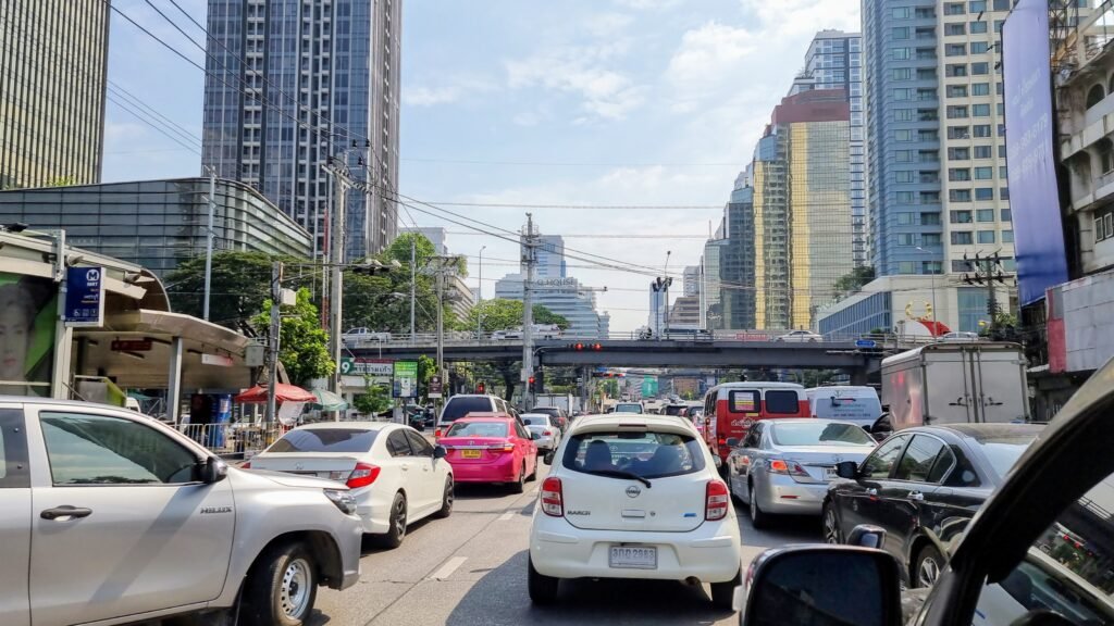Hauptverkehrsstraße in Bangkok mit Hochhäusern