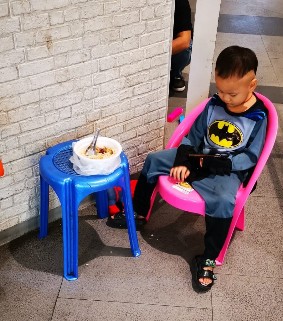 Junge in Batman Kostüm