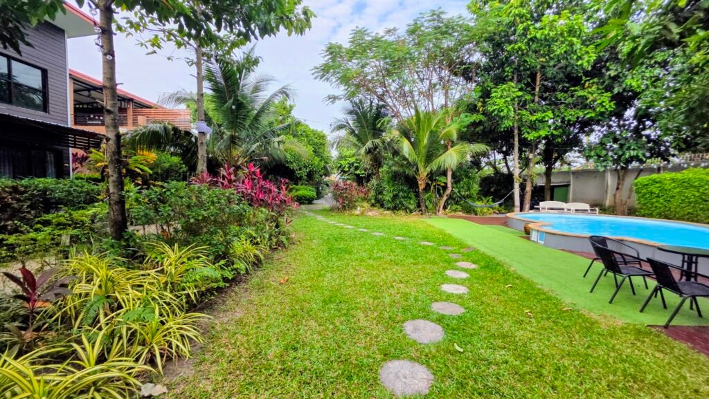 Garten mit Pool des Baan Suan Klai Klung