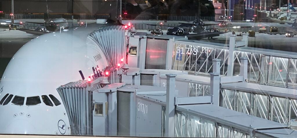 Airbus 380 mit 2 Gangways für Ober- und Unterdeck