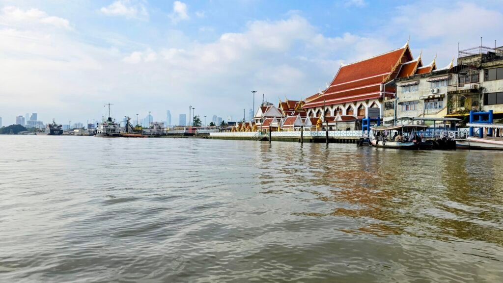 Wat Khlong Toei Nok Pier