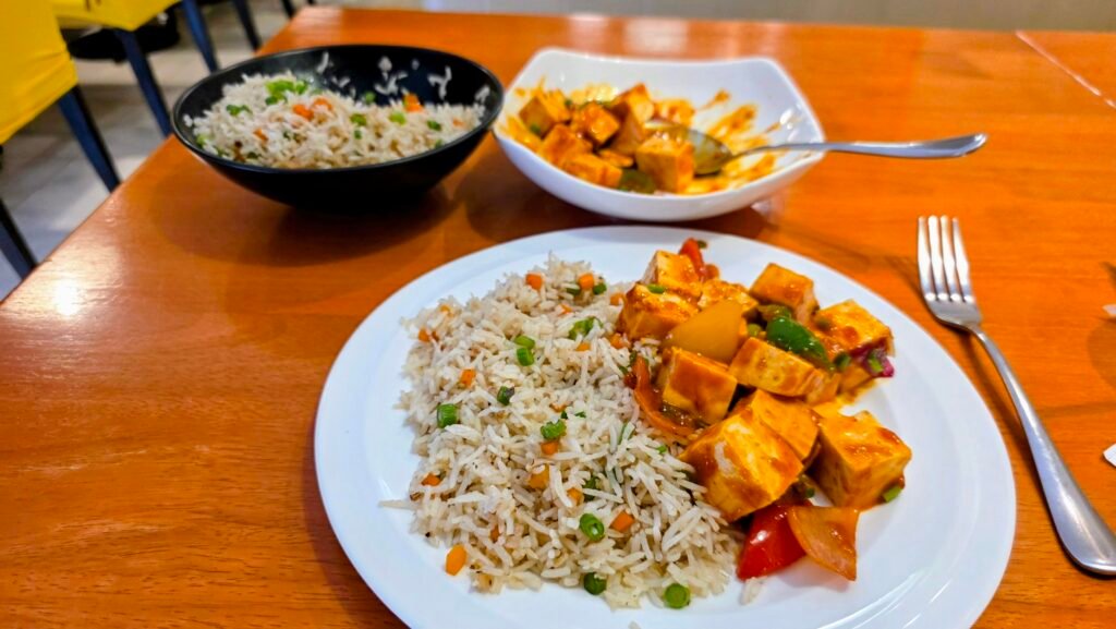 Reis mit Tofu und Gemüse