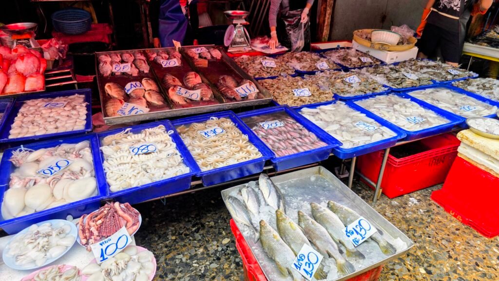 Fische auf dem Khlong Toei Market