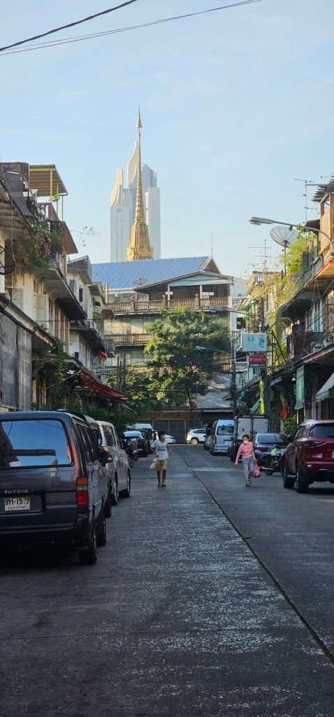 Bangkok, Straßenszene mit Tempel und Hochhaus